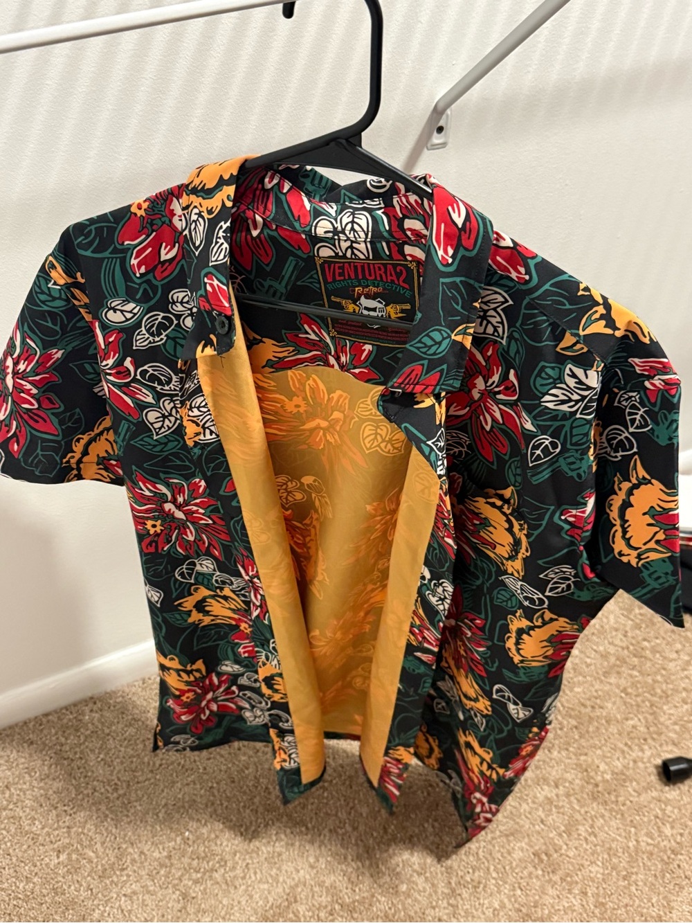Retro Rifle Hawaiian Short-Sleeve Button-Down Shirt - Black/Green/Red/Yellow